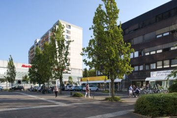 Bergkamen-Innenstadt: Zentrumsplatz mit Ärztehaus (rechts) und Markthalle (links). September 2016.