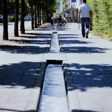 Bergkamen-Innenstadt: Wasserlauf-Installation vom Platz "Präsidentenstraße" entlang der Ebertstraße. September 2016.