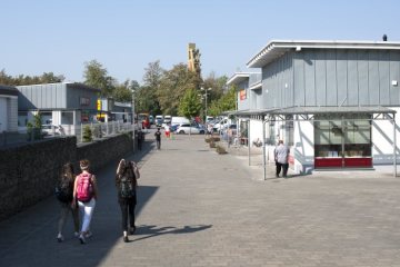 Bergkamen-Innenstadt: Nordberg-Center am Platz von Gennevilliers. Im Hintergrund: Fördergerüst der einstigen Zeche Monopol. September 2016.