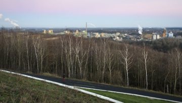Rekultivierte Bergehalde "Großes Holz", Bergkamen, mit Blick auf ein benachbartes Industriegebiet. Dezember 2016.