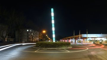 Bergkamen, Ernst-Schering-Straße: Kreisverkehr mit Lichtinstallation "Grün-weißer Maßstab" von Maik und Dirk Löbbert. Dezember 2016.