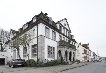 Altstadt Fröndenberg: Bahnhofstraße mit Rathaus und historischem Postamt (heute Bürohaus). Dezember 2017.