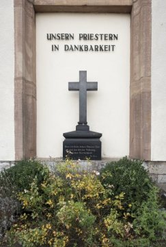 Kath. St. Marienkirche, Fröndenberg: Gedenkstein für verstorbene Priester. Dezember 2017.