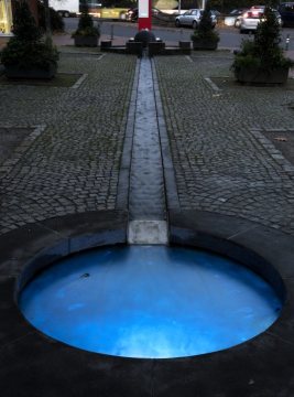 Altstadt Fröndenberg: "Lightning Blue“, Lichtbrunnen von Tilman Künzel, Winschotener Straße - Installation im Rahmen des Kulturprojektes „Hellweg – ein Lichtweg“ [ortsübergreifendes Langzeitprojekt der Licht- und Klangkunst, gegründet 2002 durch die Städte der Hellwegregion]. November 2017.