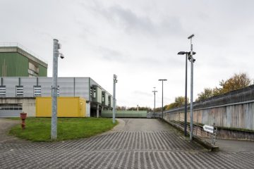 Zufahrt zum Justizvollzugskrankenhaus Nordrhein-Westfalen, Fröndenberg. November 2017.