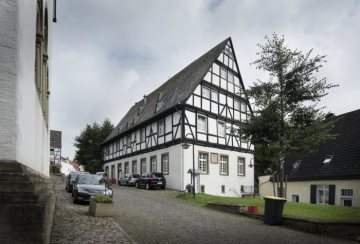 Heimatmuseum Fröndenberg mit Restaurant Stiftskeller im Äbtissinengebäude (Bj. 1661) des ehemaligen Damenstiftes Fröndenberg. September 2017.
