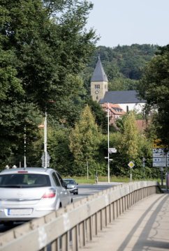 Ev. Stiftskirche Fröndenberg. Vorn: Ruhrbrücke Mendener Straße. August 2017.