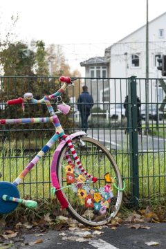 Straßenbildverschönerung in Fröndenberg: "Bestricktes Fahrrad" - eine künstlerische Initiative der Anwohner in der Ruhrstraße. November 2017.