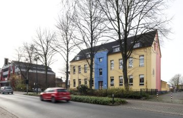 Holzwickede-Innenstadt: Hauptstraße mit Aloysiusschule (Hausnr. 64). Ansicht im Januar 2018.