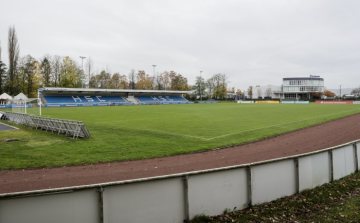 "Montanhydraulik-Stadion" Holzwickede, vormals "Emscher-Stadion" - Fußball- und Leichtathletikstadion, Heimspielstätte der SV Holzwickede, seit 2007 benannt nach der ortsansässgen Montanhydraulik GmbH. November 2017.