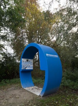 "Blaue Röhre", Kunstinstallation aus einem Rohrverbindungselement am Emschquellhof Holzwickede, Oktober 2017.