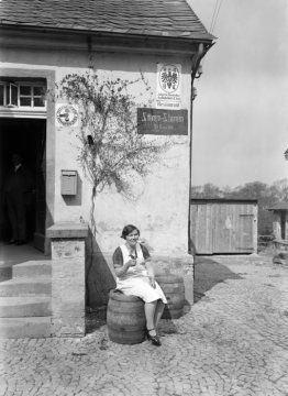 Gasthaus "Stimm-Stamm" auf dem Stimmstamm im Arnsberger Wald - laut Fassadenschild eine Empfehlung des Allgemeinen Deutschen Automobil-Clubs, 1930