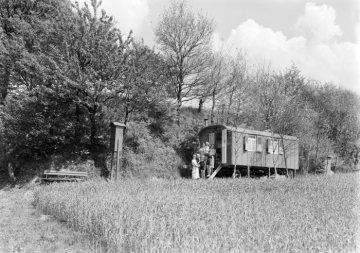 Erholung im Grünen: Familie Hermann Reichling vor ihrem Wohnwagen an der Ems bei Greven-Guntrup, 1932.