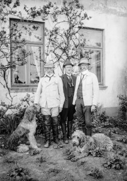 Dr. Hermann Reichling (Mitte), Zoologe und Direktor des Provinzialmuseums für Naturkunde, Münster, mit zwei Herren aus der Familie Frank-Wallmann, undatiert.