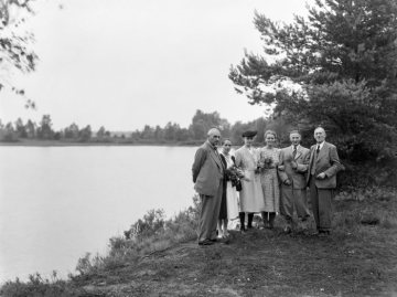 Hermann Reichling (rechts) und Gattin Sophie (3.v.l.) auf einem Ausflug mit Verwandten. Undatiert, um 1946.