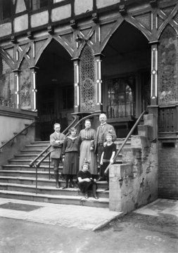 Familie Bisping vor dem Restaurantgebäude im Zoologischen Garten an der Aa, Münster. Undatiert, ca. 1925.