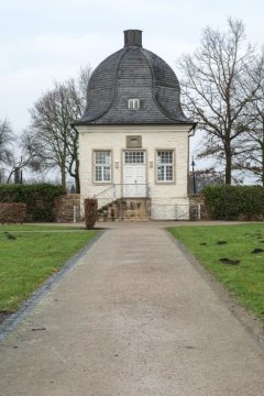 Haus Opherdicke - Holzwickede, Dorfstraße: Gartenhaus auf dem Gelände des ehemaligen Rittergutes - erstmals erwähnt um 1176, heutige Bauform um 1683/1687, Nebengebäude 18./19. Jh. Ansicht im Januar 2018.