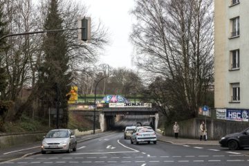 Holzwickede-Innenstadt: Verkehrsknotenpunkt Haupt- und Bahnhofstraße mit Eisenbahnunterführung Richtung Nordstraße (links). Januar 2018.