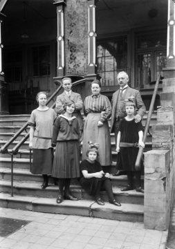 Familie Bisping vor dem Restaurantgebäude im Zoologischen Garten an der Aa, Münster. Undatiert, ca. 1925.