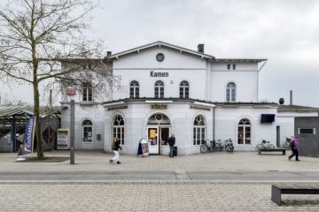 Bahnhof Kamen: Empfangsgebäude von 1848 im restaurierten Originalzustand, Vorhalle von 1906. Ansicht im Januar 2018.