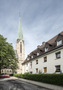 Kath. Pfarrkirche Zur Heiligen Familie - Kamen-Altstadt, Schwesterngang. August 2017.