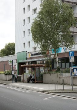 Kamen-Methler: Wohnhochhaus mit Einkaufszentrum an der Einsteinstraße. August 2017..