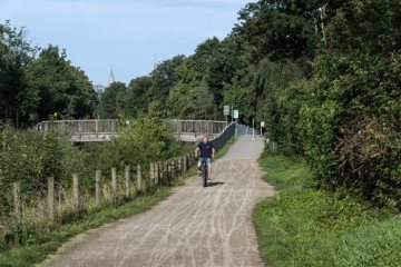 Sesekepark Kamen: Radwanderweg an der Seseke Höhe Brücke Unkeler Weg. August 2017.
