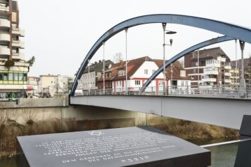 Lünen-Innenstadt, Lippe-Brücke Lange Straße: Gedenktafel für vier jüdische Mordopfer der Pogrom-Nacht vom 9. November 1938. Februar 2017.