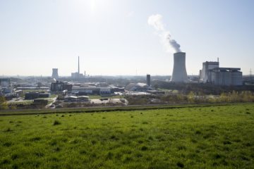REMONDIS-Lippewerk Lünen, größtes industrielles Recyclingzentrum Europas - Ansicht mit Trianel Kohlekraftwerk Lünen (rechts) aus Richtung Deponiehalde. März 2017.