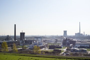 REMONDIS-Lippewerk Lünen, größtes industrielles Recyclingzentrum Europas - Ansicht aus Richtung Deponiehalde. März 2017.