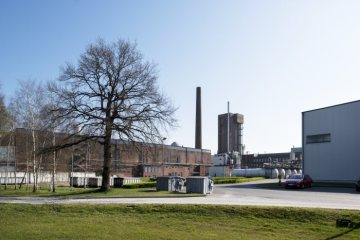 REMONDIS-Lippewerk Lünen, Teilansicht: Halle für Chemiekalienaufbereitung und Turm der Bindemittelproduktion. Das Unternehmen betreibt das größte industrielle Recyclingzentrum Europas. März 2017.