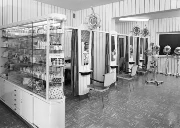 Friseursalon im Einrichtungsstil der 1950er Jahre, Hamm [?]. Unbezeichnet, undatiert, um 1960.