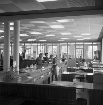 Schalterhalle einer Sparkassenfiliale in Hamm. Standort unbezeichnet, undatiert, um 1965.