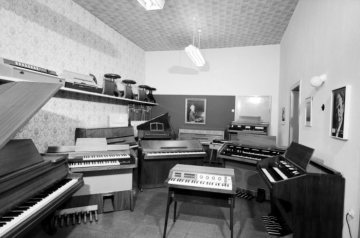 Ausstellung elektronischer Tasteninstrumente im Musikhaus Blum - Hamm, Oststraße 7. Undatiert, um 1965.