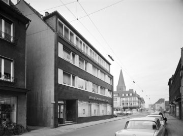 Bank für Gemeinwirtschaft, Hamm: Geschäftsstelle Martin-Luther-Straße - Blick Richtung Marktplatz und Pauluskirche, 1963.