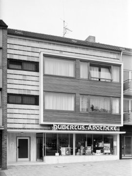 Hubertus-Apotheke, Hamm - Inhaber Hölscher. Standort unbezeichnet [vermutet: Bockum-Hövel],1968.
