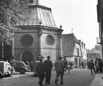 Telgte, 1949: Spaziergänger an Wallfahrtskapelle Beatae Mariae V (Gnadenkapelle), erbaut 1654-1657 von Peter Pictorius d. Ä..