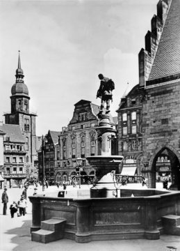 Der Bläserbrunnen auf dem Marktplatz vor der Reinoldi-Kirche
