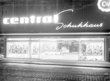 Central-Schuhhaus, Hamm, Weststraße - rechts: Bekleidungshaus C&A Brenninkmeyer, eröffnet 1962. Aufnahme undatiert, um 1962.