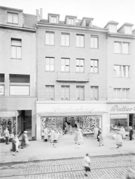 Einkaufsmeile Weststraße in Hamm - Bildmitte: Schuhhaus Gerstenberg. Undatiert, Mitte 1950er Jahre.