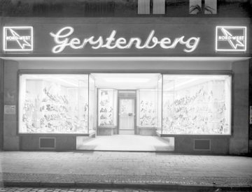 Schuhhaus Gerstenberg/Nord-West, Hamm, Weststraße 35. Undatiert, späte 1950er Jahre [Anmerkung: Straßenbelag Kopfsteinpflaster].