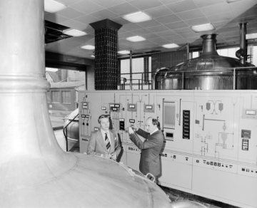 Brauerei Isenbeck, Hamm (Betrieb 1769-1989): Brauhaus mit elektronischer Steuerungsanlage. Bildmitte: Horst Laue (rechts) mit Geschäftsführer Dr. Hugo Hehnsen (tätig für Isenbeck 1975-1989). Undatiert, 1980er Jahre [?]