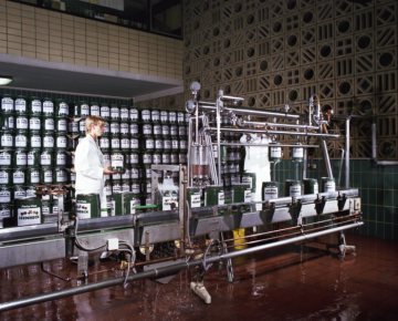 Brauerei Isenbeck, Hamm (Betrieb 1769-1989): Arbeit an der Abfüllanlage für "Partyfässer". Undatiert, 1980er Jahre [?]