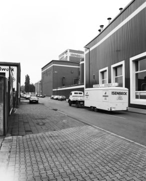 Brauerei Isenbeck, Hamm (Betrieb 1769-1989): Partie des Betriebsgeländes in der westlichen Innenstadt. Vorn: Isenbeck-Schankwagen. Undatiert, 1980er Jahre.