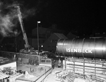 Brauerei Isenbeck, Hamm (Betrieb 1769-1989): Verladung eines Bierkontainers [?] Demontage eines Silos im Rahmen der Betriebsschließung 1989 [?]. Undatiert.