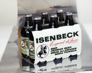 Sechserpack Flaschenbier der Isenbeck-Brauerei, Hamm, mit viersprachiger Aufschrift. Undatierte Werbefotografie.