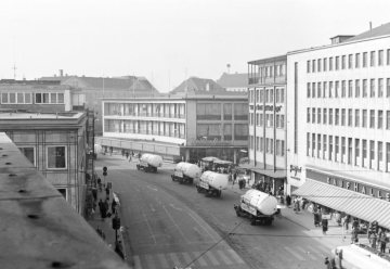Vermutlich Transport von Lagertanks zur Kloster-Brauerei Pröpsting durch die Hammer Innenstadt - hier Höhe Bahnhofstraße. Undatiert, um 1959 [?]