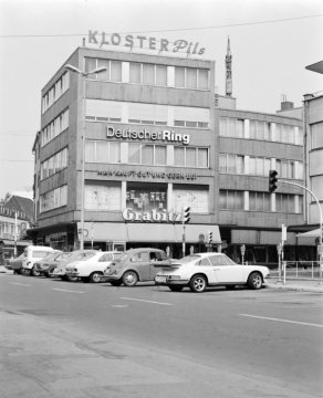 "Kloster-Pils" - Leuchtreklame der Kloster-Brauerei Pröpsting in der Hammer Innenstadt am Westentor, um 1975.