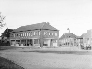 Autohaus Kiffe, Hamm, 1951: Geschäftshaus mit kleiner Ausstellungshalle an der Werler Straße 169-177. Angeschnitten rechts: Große Ausstellungshalle und Tankstelle der Firma SCHELL.