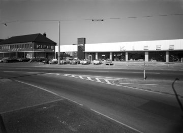 Autohaus Kiffe, Hamm, 1967: Geschäftshaus von 1951 (links) und moderner Neubau der großen Ausstellungshalle (rechts) an der Werler Straße 169-177.